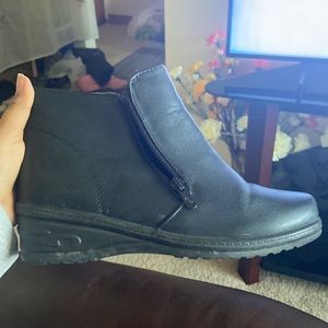Lightweight black ankle boot size 6.5